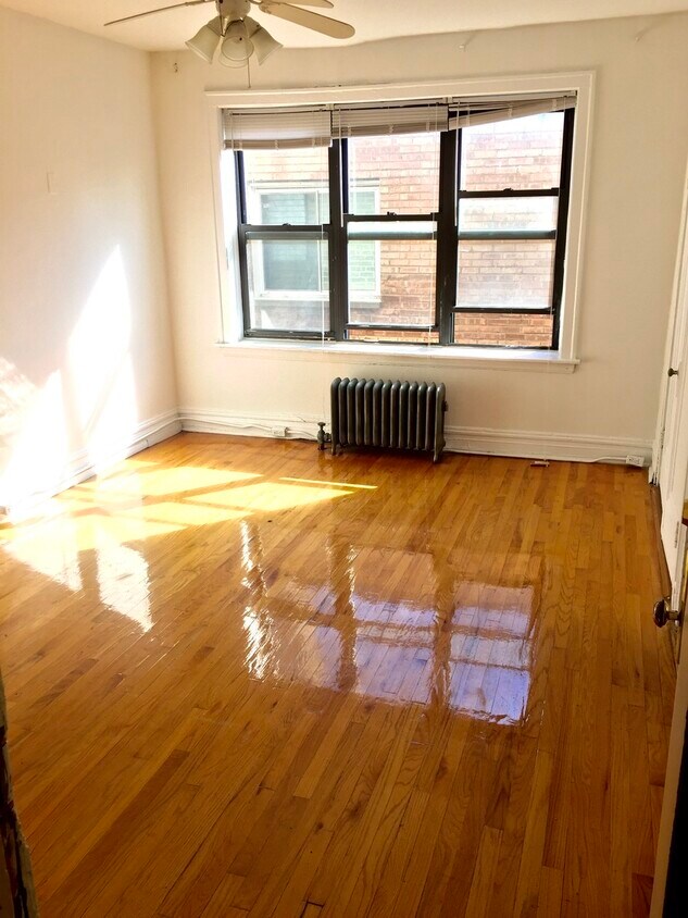 Primary Photo - 3734 N Pine Grove Ave