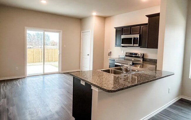 Building Photo - Like new 4-bed/2-bath!