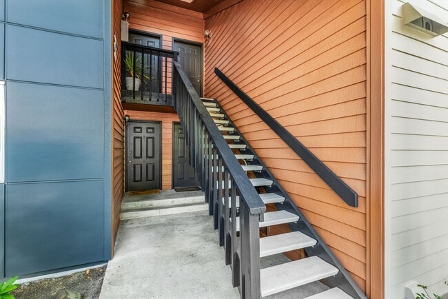 Building Photo - Large Remodeled 2bd, 1ba Condo Available i...