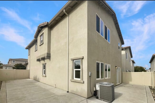 Building Photo - 3731 Roseparke Way