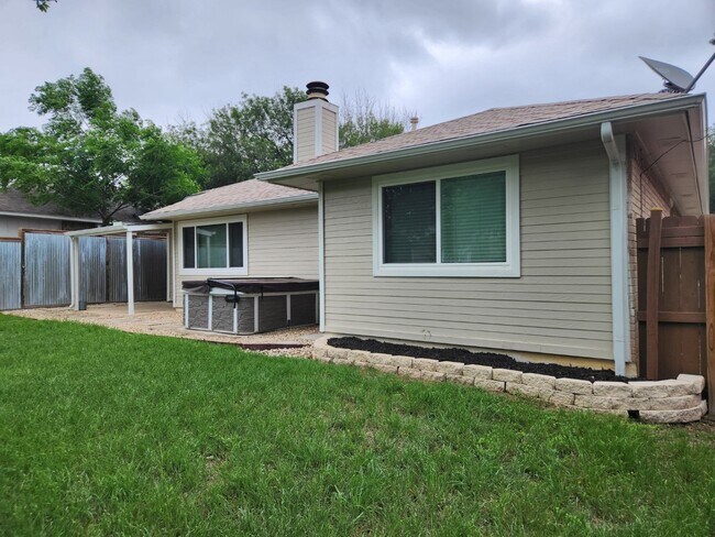 Foto del edificio - Super Cute 2 BR located in Live Oak with m...