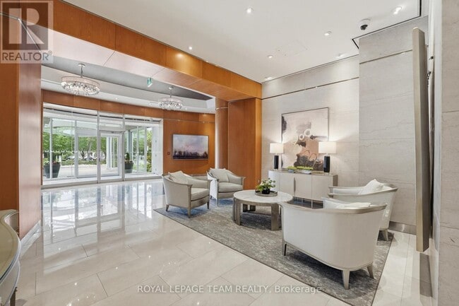 Building Photo - 38 Metropole Private