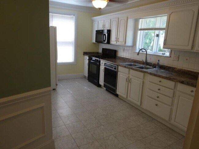 Building Photo - 4 Bedroom