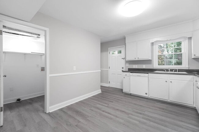 Building Photo - Pet-Friendly 2-Bedroom Townhome with In-Unit Laundry Hookups