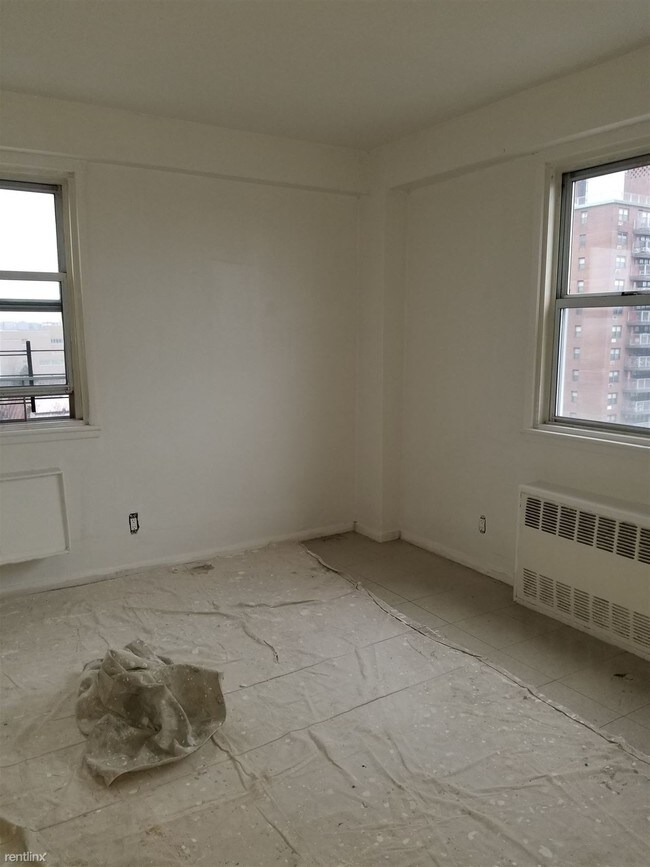 Building Photo - 2 br, 1 bath  - 2015 Bruckner Blvd