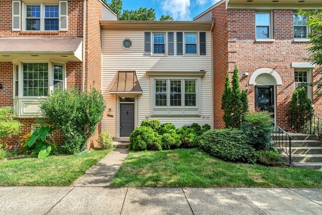 Very Charming 3 Bedroom And 2.5 Bathroom Townhouse With Private Deck In Country Creek - Very Charming 3 Bedroom And 2.5 Bathroom Townhouse With Private Deck In Country Creek