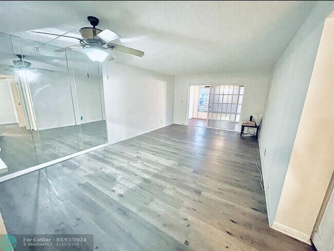 Foto del edificio - 9355 SW 8th St