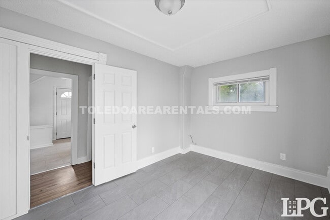 Building Photo - 5520 N Summit St