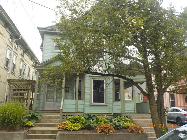 Building Photo - AVAILABLE 07/01/2026 - Beautiful 3 Bedroom...