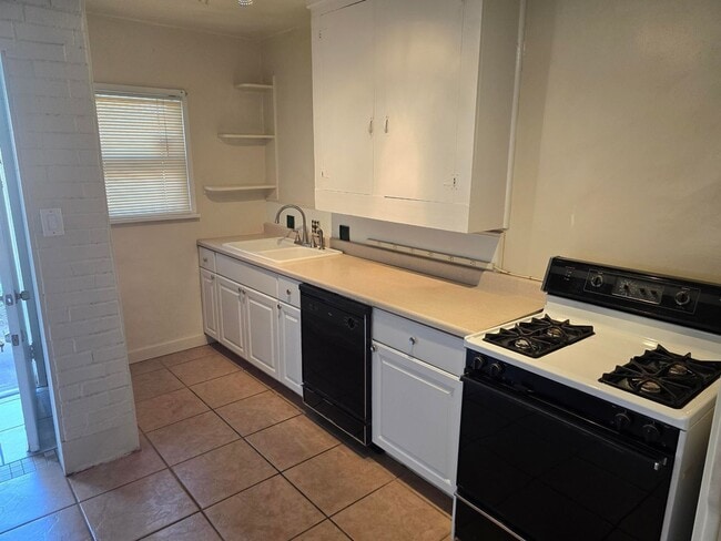 Building Photo - 3556 E Fairmount St