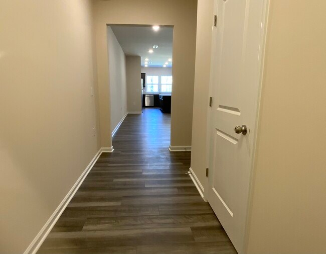 Foto del edificio - 836 Falls Grove Trl