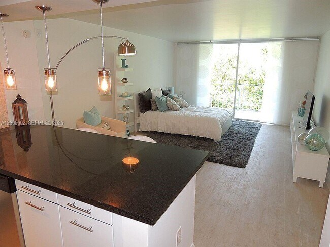 Foto del edificio - 650 NE 64th St