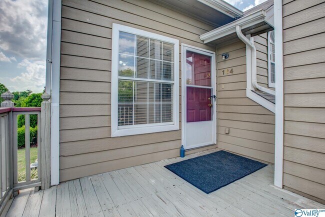 Foto del edificio - 164 Waters Edge Ln