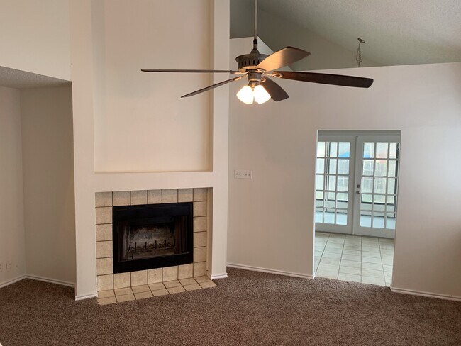 Foto del edificio - LOVELY 3 BEDROOM 2 BATH HOME IN SPRING CRE...