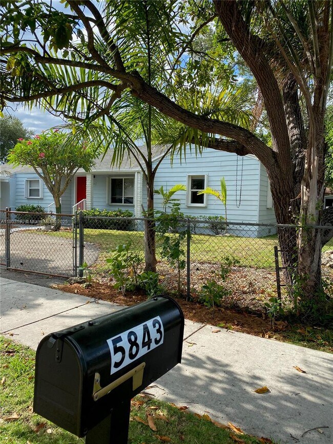 Foto del edificio - 5843 SW 62nd St