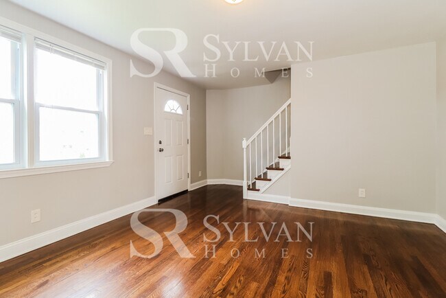 Foto del edificio - Lovely move-in ready 4-bedroom, 2-bath townhouse.