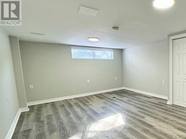 Building Photo - 7 E Hampton Rd