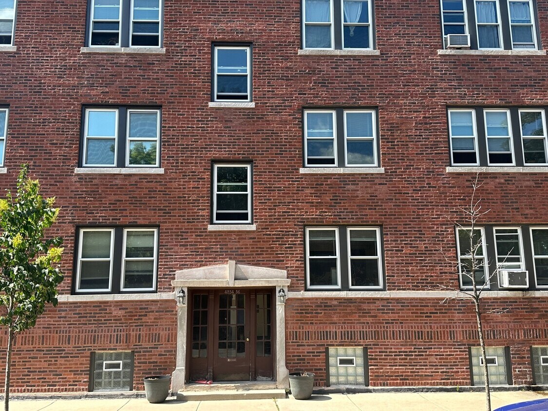 Primary Photo - 2501 W Cullom Ave