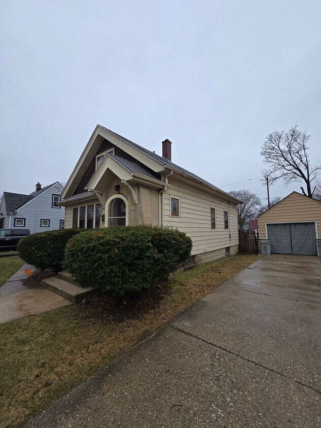 Foto del edificio - Charming 3-Bedroom Home Near McGovern Park