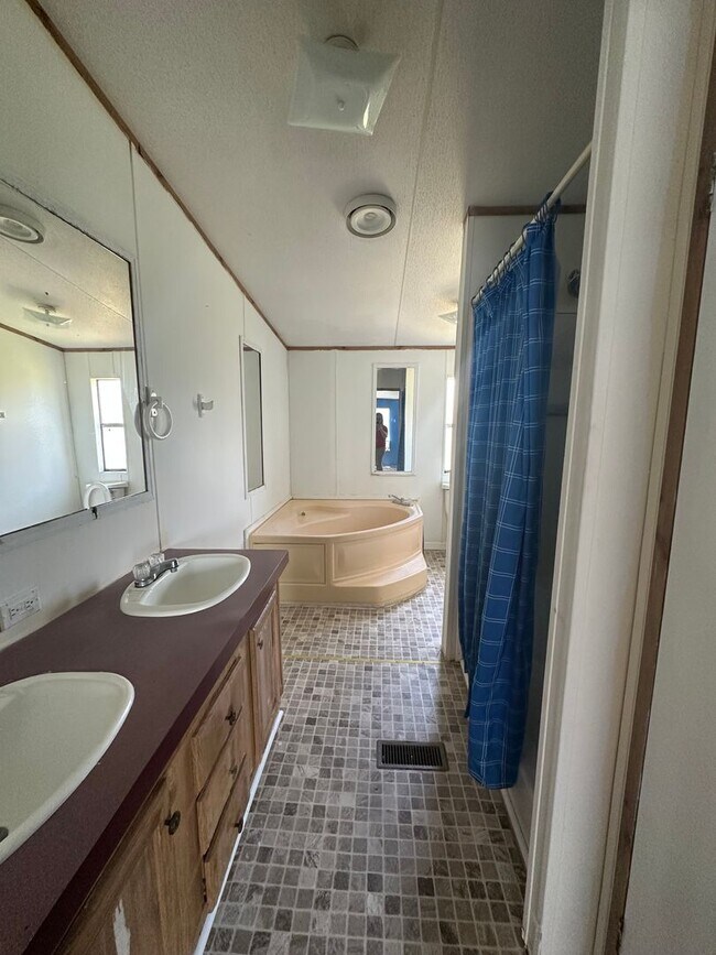 Foto del edificio - 4 Bed/2 Bath Mobile Home-UNDER RENOVATIONS