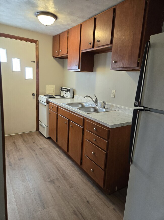 La cocina tiene piso, encimera y fregadero nuevos. - 1301 Grace St