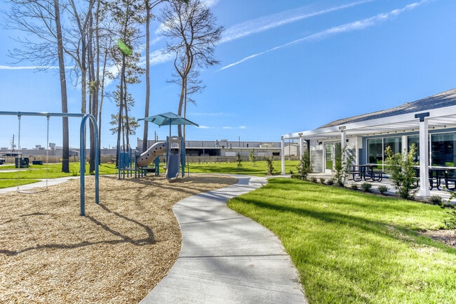Building Photo - Saddle Creek Village
