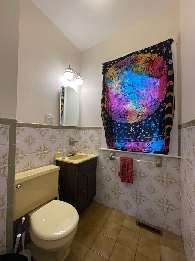 Building Photo - Spacious 6-Bed Victorian w/ Central Air, D...
