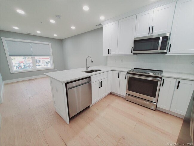 Foto del edificio - 492 Glenbrook Rd