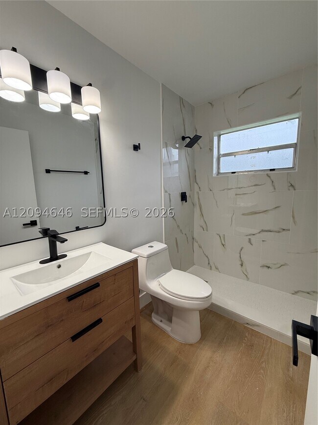Foto del edificio - 2450 NE 188th St