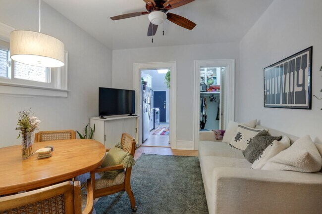 Foto del edificio - 1136 N Washington St