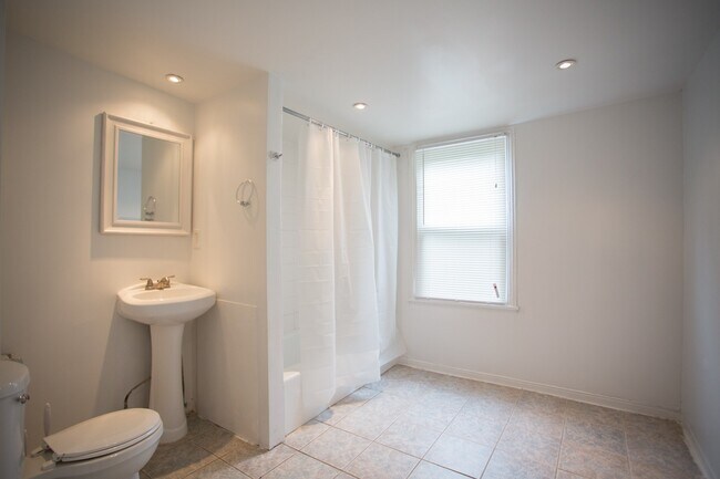 Foto del edificio - AMAZING 3 Bedrooms 2 Bath + Den in Univers...