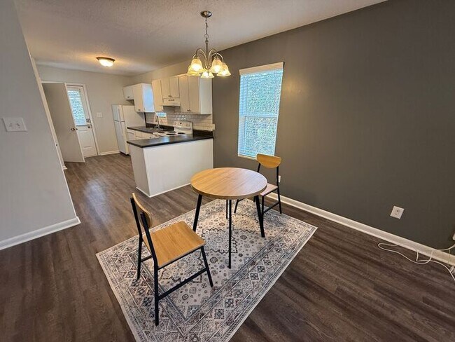 Foto del edificio - Collegeview Apartments! Updated 2 Bed 2 Bath Apartment with Washer/Dryer!