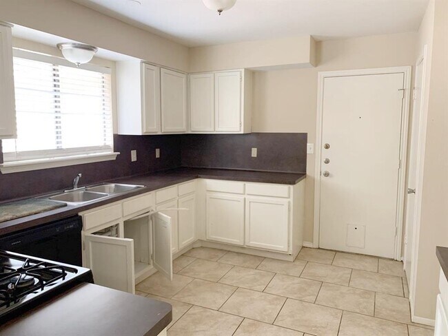 Foto del edificio - 8214 Wind Forest Dr