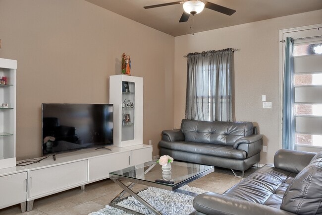 Building Photo - Beautiful home in the Eastside