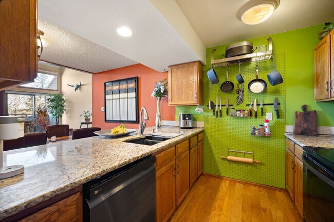 Foto del edificio - "Charming 2-Bed, 2-Bath Condo Retreat with 1530 Sq. Ft. of Comfort in Genesee!"