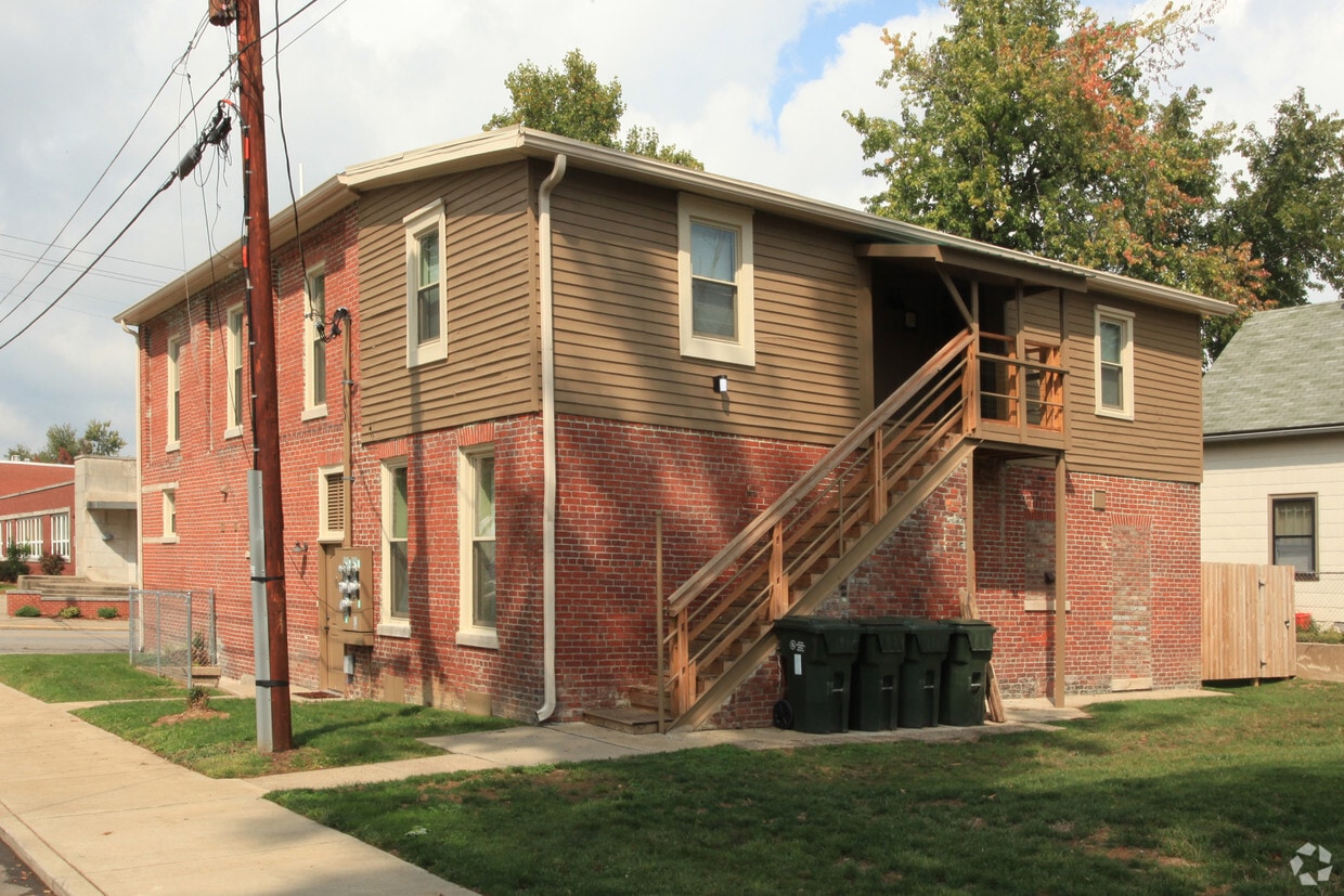 Building Photo - 1102 E Oak St