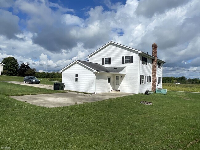 Building Photo - 2 br, 1 bath Townhome - 323 Brewster Road 323