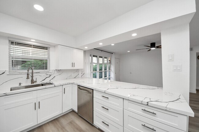 Foto del edificio - 5542 Holly St