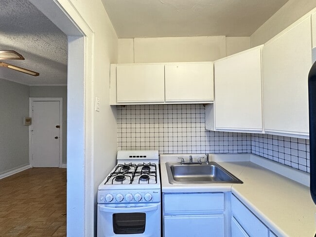 Building Photo - 653 W Belmont Ave