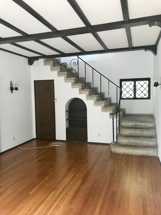 Building Photo - 9944 Robbins Dr