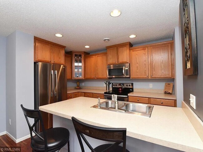 Foto del edificio - 3 Bedrooms | Loft | Upper-Level Laundry | 3-Sided Fireplace | Woodbury