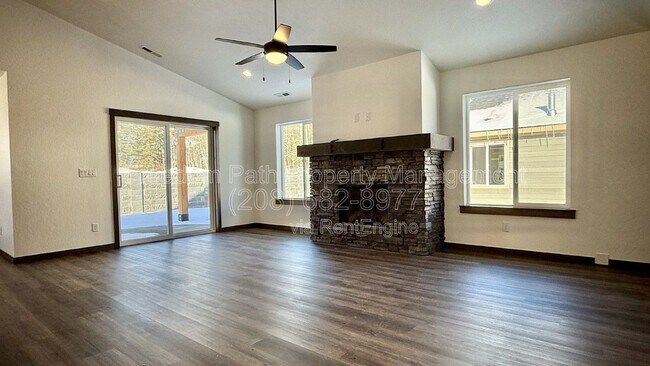 Foto del edificio - 2323 Maverick Ct