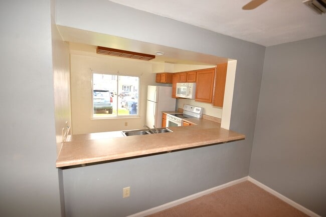 Building Photo - Updated 2 Bedroom Townhome in Salem Lakes