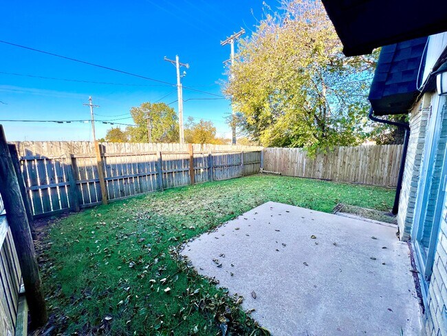 Foto del edificio - 1207 Lakecrest Dr