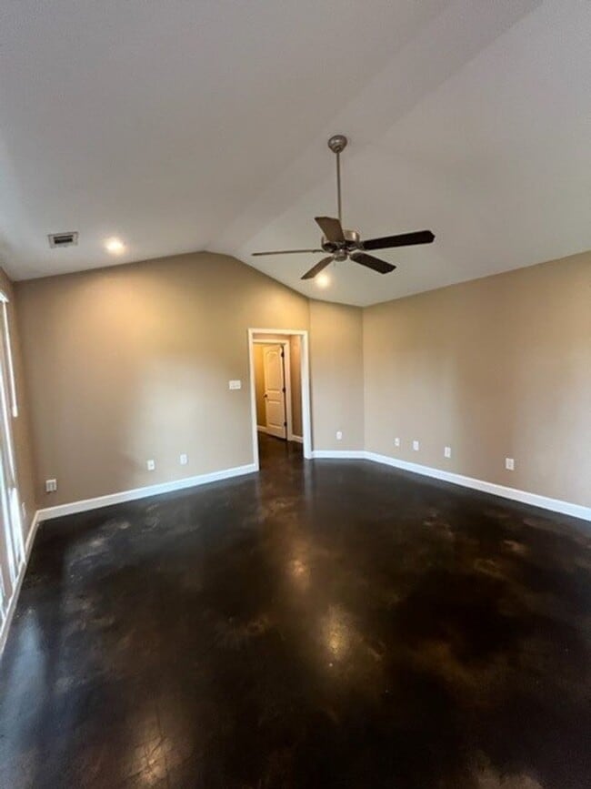 Building Photo - 3 bed / 2 bath in Bono Available Now