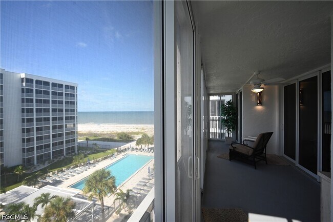 Foto del edificio - 7146 Estero Blvd
