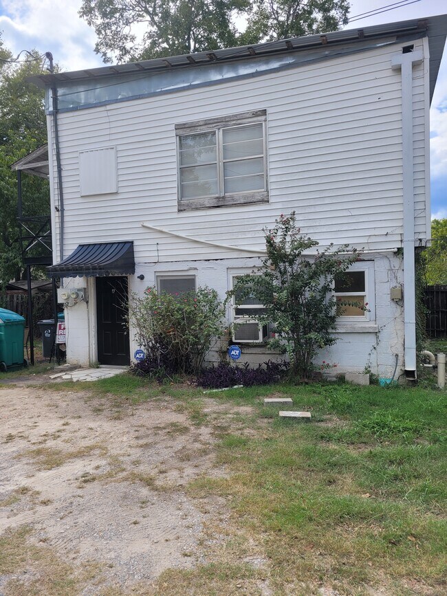 Building Photo - 209 S Walnut Ave