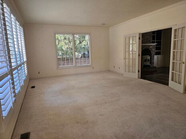 Building Photo - TRADITIONAL HOME IN PALISADES NEIGHBORHOOD...