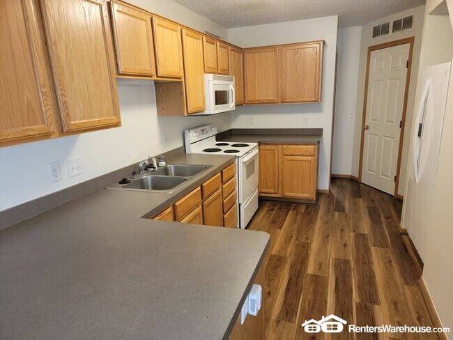Foto del edificio - Available now! A gorgeous 2 bedroom, 1 1/2 bath end unit townhome in Farmington!
