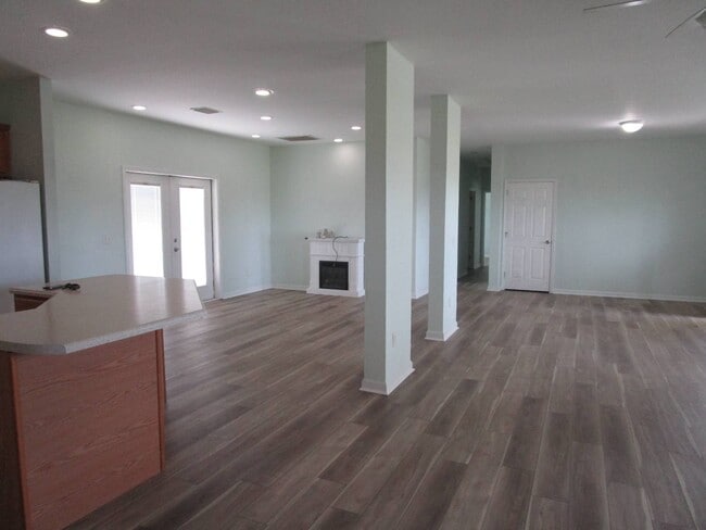 Building Photo - 6111 Shorewood Way